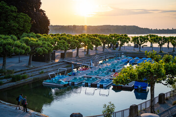 Touristen genießen den Sonnenaufgang am Hafen bei Sonnenaufgang. Konstanz, Bodensee,...