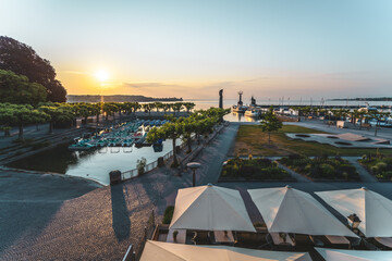 Panoramaansicht des Hafens mit Fähre, Imperia-Statue und See im warmen Morgenlicht bei...