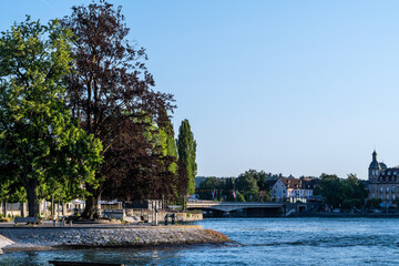 Die Rheinbrücke und die Uferpromenade beim Stadtgarten in der Morgensonne mit Petershausen im Hintergrund, Konstanz, Bodensee, Baden-Württemberg, Deutschland, Europa.