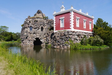 Insel Stein mit Vulkan Vesuv und Villa Hamilton im Wörlitzer Park im Dessau Wörlitzer Gartenreich