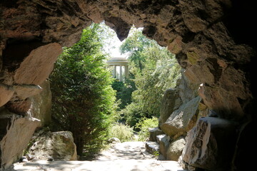 Höhle mit Blick zum Venustempel Monopteros im Wörlitzer Park im Dessau Wörlitzer Gartenreich