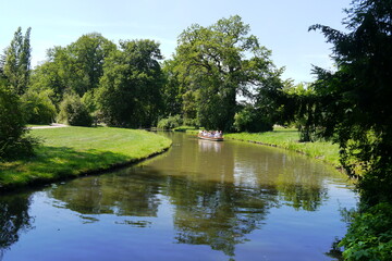 Fototapeta na wymiar Kanal im Wörlitzer Park von Wörlitz im Dessau-Wörlitzer Gartenreich