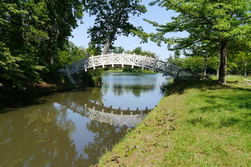 Rundbrücke Brücke im Wörlitzer Park im Dessau-Wörlitzer Gartenreich in Sachsen-Anhalt