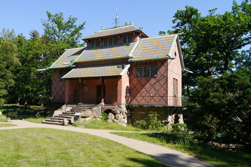 Fototapeta na wymiar Chinesisches Haus im Schlossgarten von Schloss Oranienbaum im Dessau-Wörlitzer Gartenreich