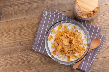 食卓に置かれたミルクをかけた朝食シリアルの俯瞰