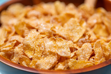 木製の器にいれたシリアルのクローズアップ