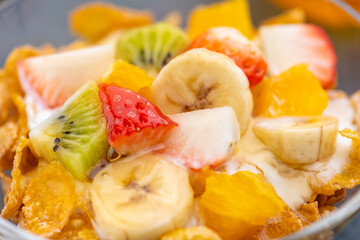 食卓に置かれた朝食のシリアルにヨーグルトとフルーツのクローズアップ