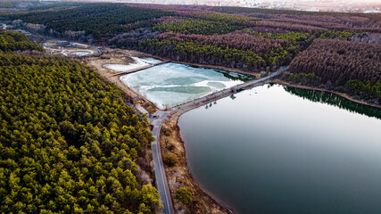 The landscape of Jingyuetan National Forest Park in Changchun, China, where ice melts and snow melts in early spring