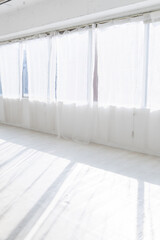 明るい白い部屋の窓とカーテン