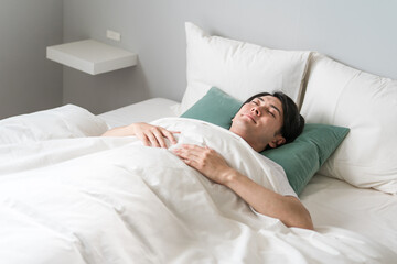 寝室で良質な睡眠・熟睡・快眠する男性（睡眠・眠る・昼寝）
