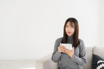 Fototapeta premium タブレットを見る女性