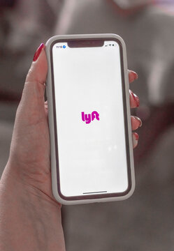 LYFT, empresa de transporte USA que conecta conductores y usuarios de coches compartidos por medio de una aplicación móvil. Taken at Durham, NC USA on April 14, 2024