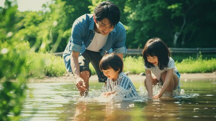 家族で川遊び、川で遊ぶ日本人親子