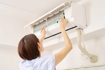 Deurstickers エアコンのフィルター掃除をする女性 © siro46