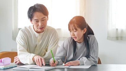 勉強を教わる女の子