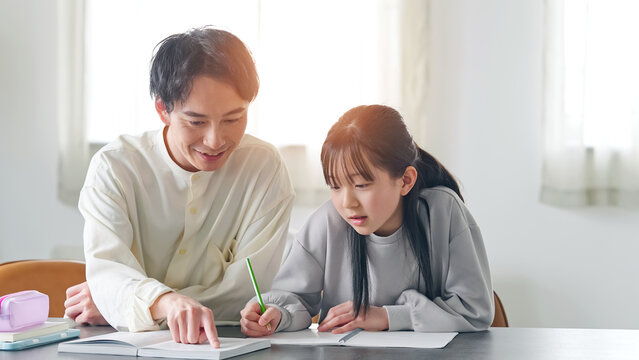 勉強を教わる女の子