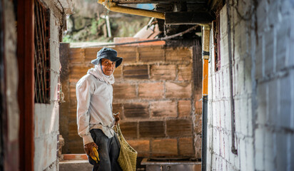 hombre trabajador campesino llegando a su casa despues de su dia laboral 