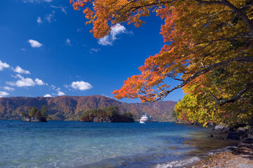 紅葉の十和田湖畔と観光船