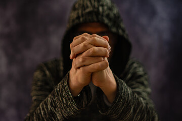 Zum Gebet gefaltete Hände