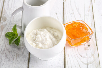 Grain curd with cream and jam