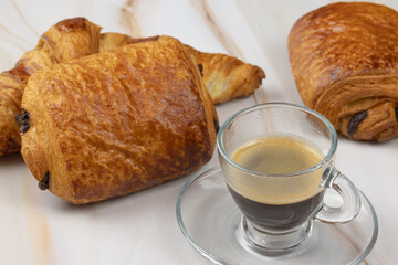 croissant, pain au chocolat et café, en gros plan, sur une table	 - 784982057