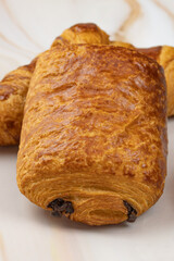 pain au chocolat, en gros plan, sur une table