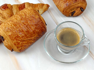 croissant, pain au chocolat et café, en gros plan, sur une table	 - 784982096