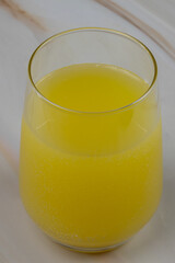 verre de soda à l'orange, en gros plan, sur une table