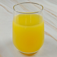 verre de soda à l'orange, en gros plan, sur une table - 784982226