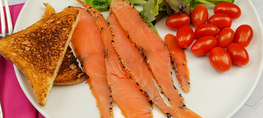 tranches de saumon fumé, en gros plan, dans une assiette - 784982427