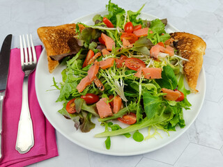 salade de saumon fumé, en gros plan, dans une assiette - 784982623