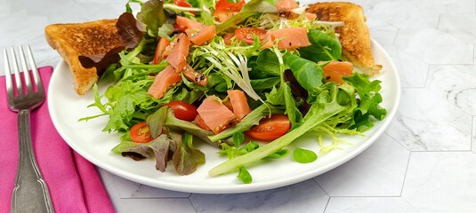 salade de saumon fumé, en gros plan, dans une assiette - 784982629