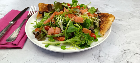 salade de saumon fumé, en gros plan, dans une assiette - 784982689