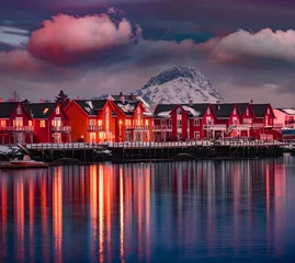 Fototapete Rund Red wooden houses on Ballstad port, Norway, Europe. Dramatic spring sunset on Lofoten Islands. Calm seascape of Norwegian sea. Traveling concept background.  Life over polar circle. © Andrew Mayovskyy