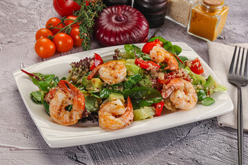 Salad with prawn and quinoa