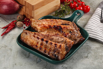 Grilled pork ribs with spices
