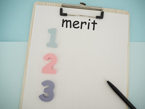 ボードにmeritメリットの文字と123の数字　コピースペース