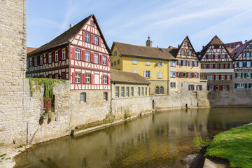 Blick auf den mittelalterlichen Stadtkern von Schwäbisch Hall mit seinen Fachwerkhäusern - 785012665