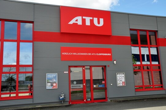 ATU: Das rote Firmenschild mit weißer Schrift an der Geschäftsstelle.