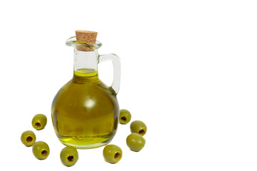 Świeżo tłoczona zielona oliwa z oliwek izolowana na białym tle w szkle - obrazy, fototapety, plakaty