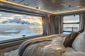 Fototapete Rund Polar Panorama: Luxury Suite with Arctic Ocean View © Nino Lavrenkova