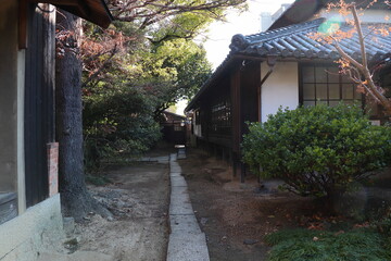 神社の境内にある瓦屋根の家屋