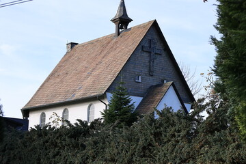 Blick auf die Kirche des Ortes Schanze im Sauerland