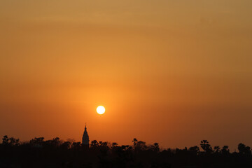 Obraz premium A sunset creating an orange nature