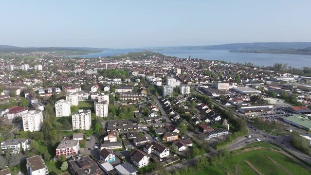 Luftaufnahme der Stadt Radolfzell am Bodensee von Westen gesehen, am Horizont die Halbinsel Mettnau und die Insel Reichenau