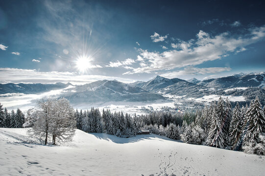 Austria, Salzburger Land, Altenmarkt im Pongau, Sun shining over snowcapped mountains