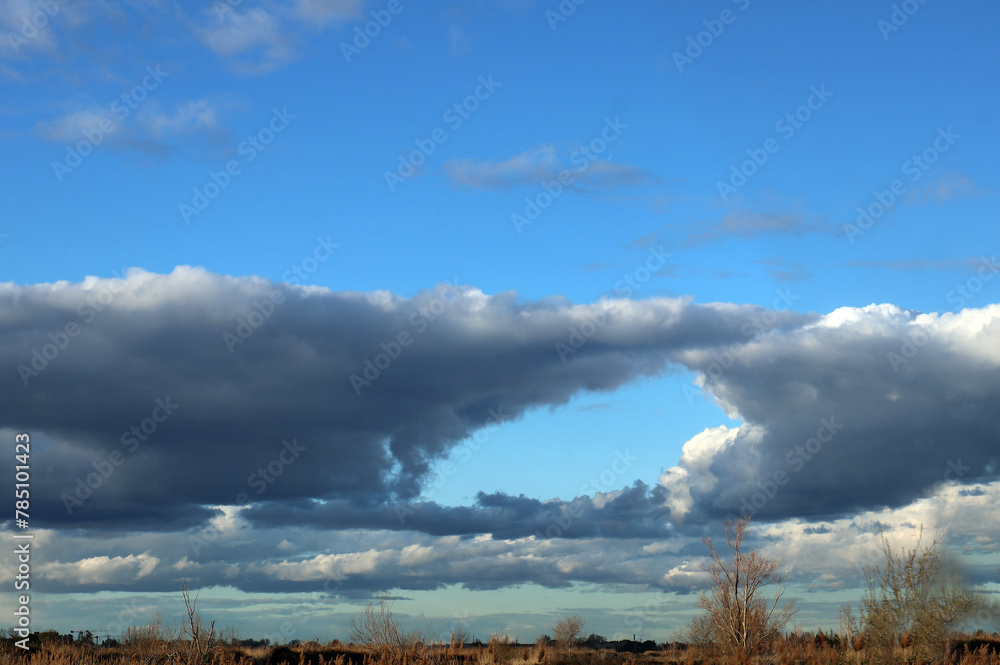 Canvas Prints de gros nuages sur le village