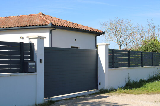 Portail de maison  automatique coulissant noir et barri&egrave;re brise vue