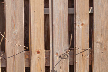 Brauner Lattenzaun aus Holz, Hintergrundbild, Deutschland - 785116631