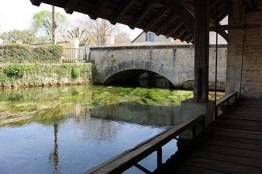 Villeomte : pont de pierre sur l'Ignon canalisé vu depuis l'intérieur de l'ancien lavoir
